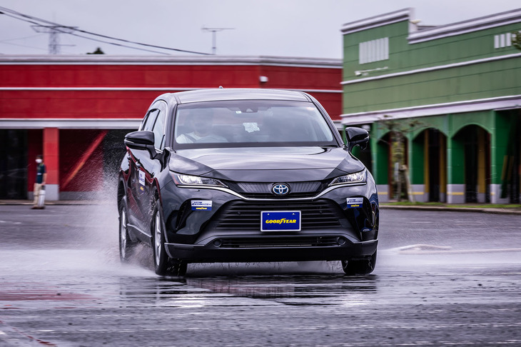 「ベクター4シーズンズGEN-3 SUV」を装着した「トヨタ・ハリアー」で、ウエット路面を試走。GEN-3 SUVはオーバーレイヤーの多層構造が採用され、乗用車用よりもタイヤ内部の剛性が高められている。