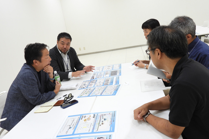 新型「リーフ」の取材会において、開発関係者より話を聞く筆者（写真左）。