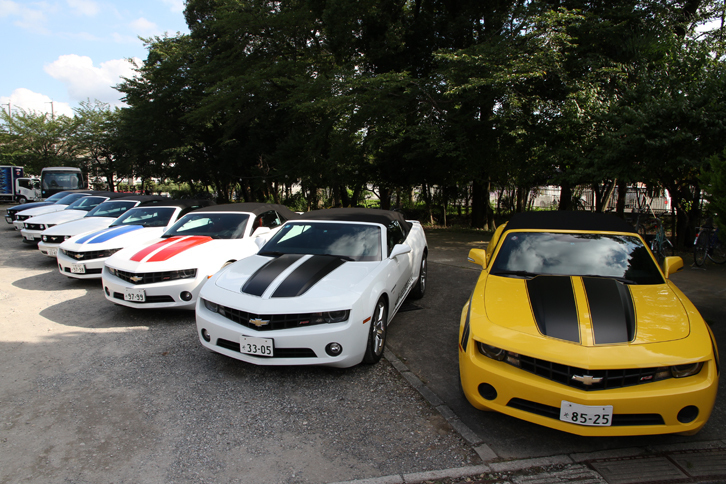 先代「シボレー・カマロ」と「フォード・マスタング」のコンバーチブルが4台ずつ並んでいた。左ハンドル車の運転をマスターするための、学校所有の教材車という。ほかに4台の「トヨタ86」と4台の「スバルBRZ」も並べられており、こちらはMT車の練習用とのこと。