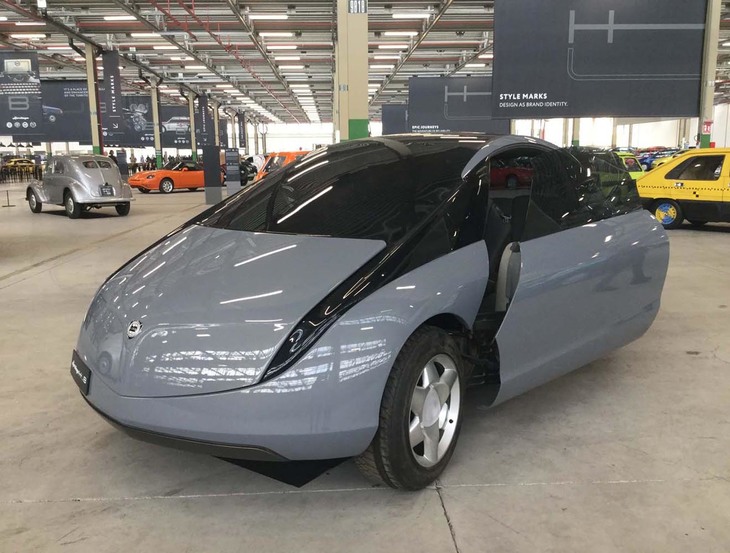 2000年のパリサロンに飾られたプロトタイプ、「ランチア・ネア」。パーキングアシストシステムや自動開閉ドアを備えた4気筒ディーゼルエンジン搭載車。ランチアの次世代コンパクトカーの予告版として登場したものの、生産に移されることはなかった。2代目「イプシロン」との共通性が見られるスタイリングで、2008年にデビューした3世代目の「デルタ」に影響を与えたといわれる。 