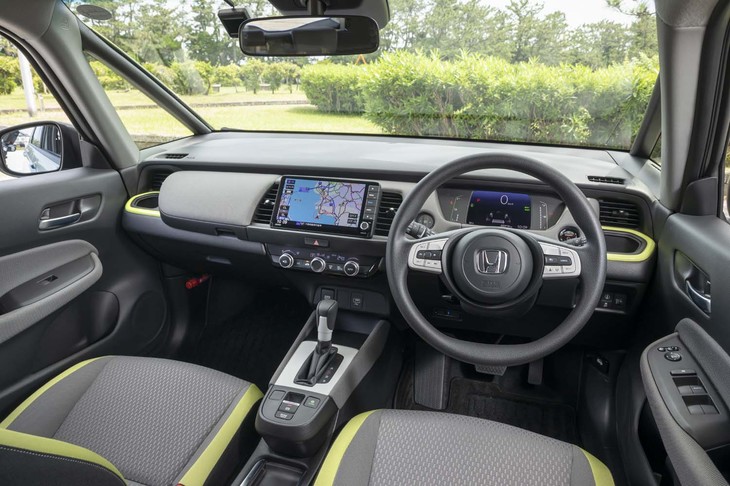 フラットなダッシュボードが印象的な新型「フィット」のインテリア。「爽快な空間」が表現されている。