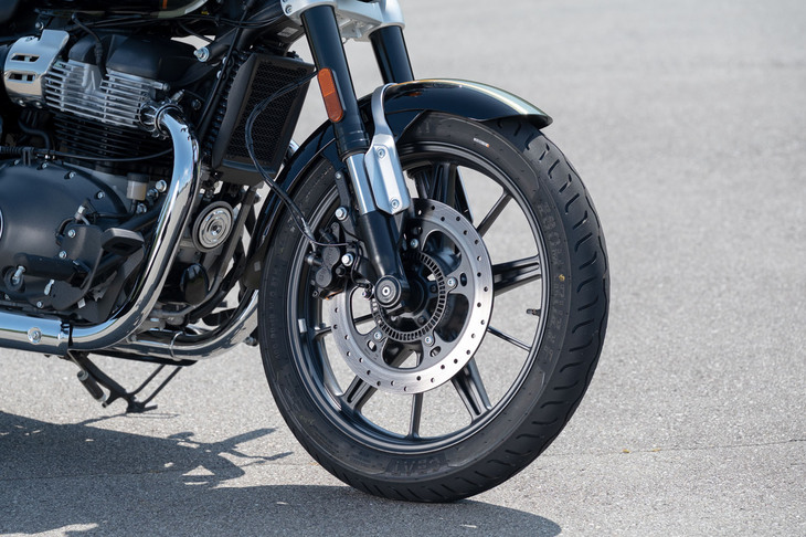 タイヤサイズは前：100/90-19 57H、後ろ：150/80 B16 71Hで、印シアット製のチューブレスタイヤを採用。フロントサスペンションには、ロイヤルエンフィールドのモデルとして初めて、ショーワ製の倒立式フォーク「SFF-BP（セパレートファンクションフロントフォーク・ビッグピストン）」が採用された。