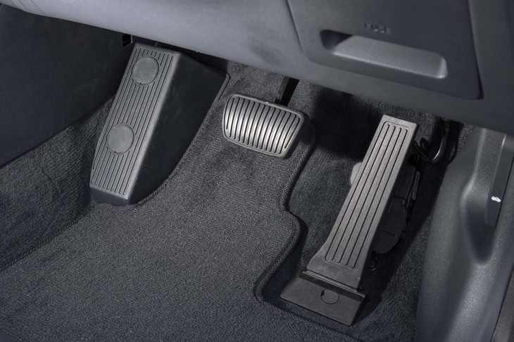 アクセルペダルはオルガン式を採用している。