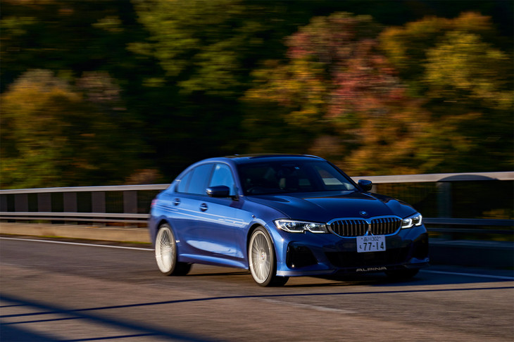 独自設定のサスペンションは、スポーティーなスプリングと固めのアンチロールバーの組み合わせで高いロードホールディング性を確保。同時にアルピナならではのスムーズな乗り味も実現している。