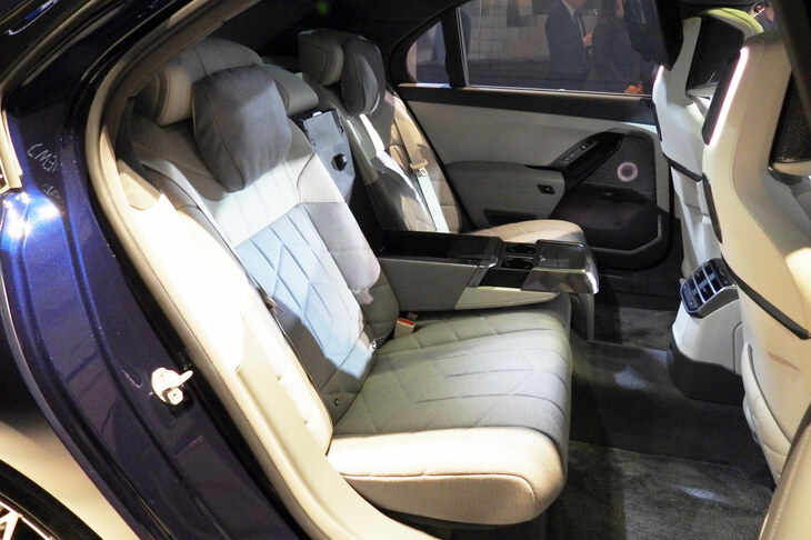 BMW i7 M70 xDrive（リアシート）