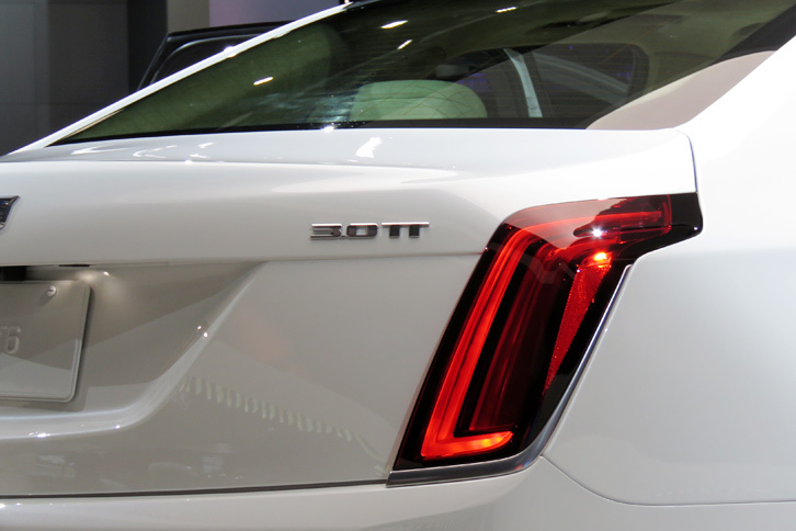 キャデラックCT6セダン