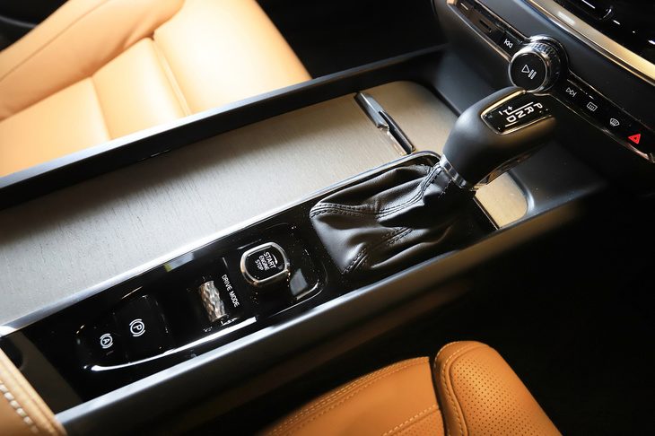 イグニッションスイッチやシフトセレクターなどが配置されたセンターコンソール。ドライビングモードの切り替えは、ローレット加工の施されたロータリー式のコントローラーで行う。