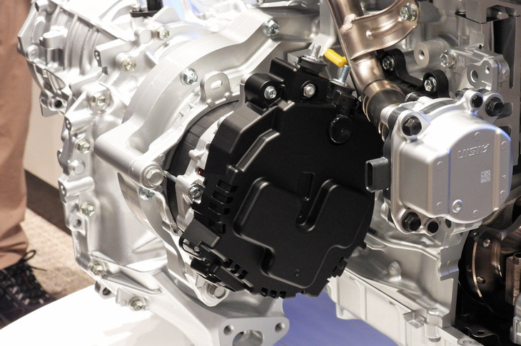 走行のアシストやブレーキエネルギーの回生を担うISG（インテグレーテッドスタータージェネレーター）。既存の12Vシステムのものとは異なり、ベルトではなくギアでつながっている。