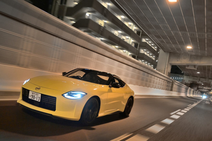 ロングノーズショートデッキという7代目「フェアレディZ」の古典的なスポーツカーのプロポーションには、S30と呼ばれる初代モデルの面影が見て取れる。（写真＝池之平昌信）