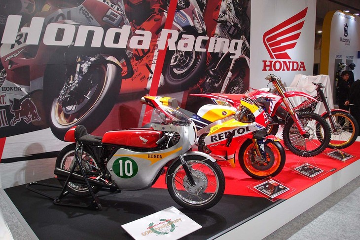 ホンダブースの一角には、歴代のレーシングマシンも展示された。