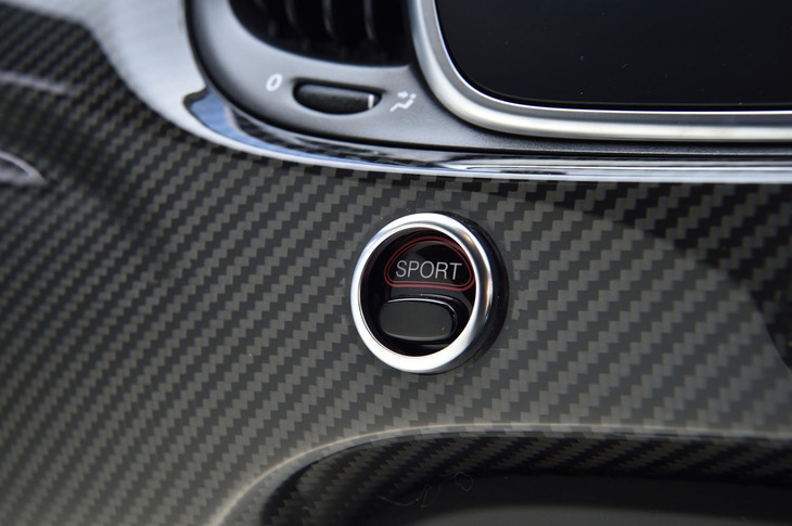 スポーツモードスイッチをセンターコンソール左側に配置。同モード作動時は電動パワーステアリングとエンジンの制御が変更され、最大トルクが230N・mから250N・mにアップする。