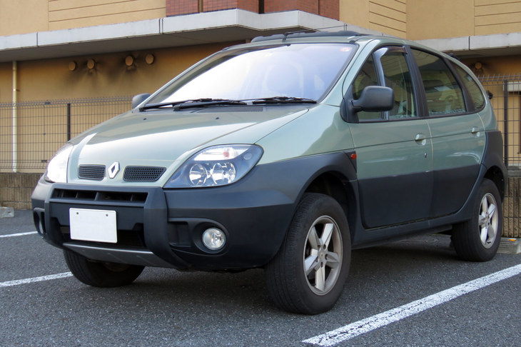 こうご氏のマイカーである「ルノー・セニックRX4」。ステキな乗り味と操作感抜群の実用系5MT、非力なことこのうえない2リッター直4エンジンが持ち味で、ロケ場所へのアシとして使われるたびに、あまたのジャーナリストや編集者を骨抜きにしてきた罪深い一台である。