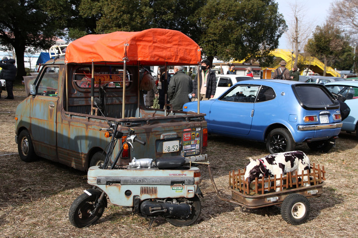 「ステップバン」のバリエーションである「ライフ ピックアップ」。ラット（サビ、ボロ）仕上げのボディーはウェザリング塗装と天然サビのハイブリッドとのこと。ただし手前の「モトコンポ」は樹脂ボディーなので100％ウェザリングである。