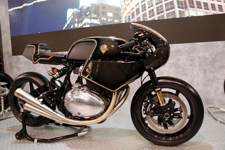 ロイヤルエンフィールド（以下RE）のブースに展示されたカスタムバイク。REは昨年（2017年）のEICMAで、650ccの並列2気筒エンジンを搭載した新型車として、スタンダードな「インターセプター650」とカフェスタイルの「コンチネンタルGT650」を発表。2018年のEICMAでは、その正式な市場導入と価格が発表された。この車両は、そのコンチネンタルGT650をベースに、台湾を拠点に世界的に活躍するカスタムファクトリー「ラフ・クラフト」が製作したマシンだ。