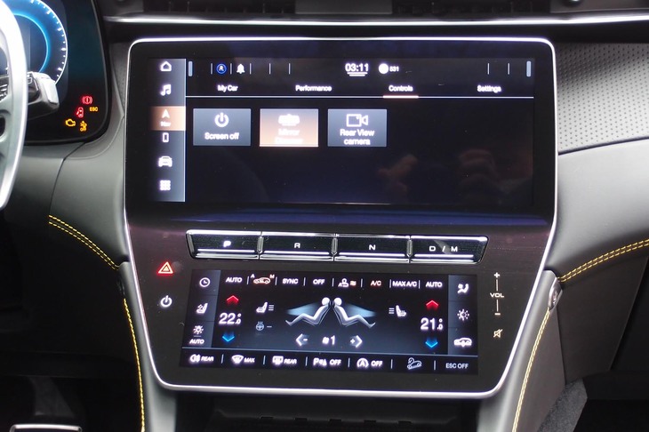 マセラティ・グレカーレ（センターモニター）