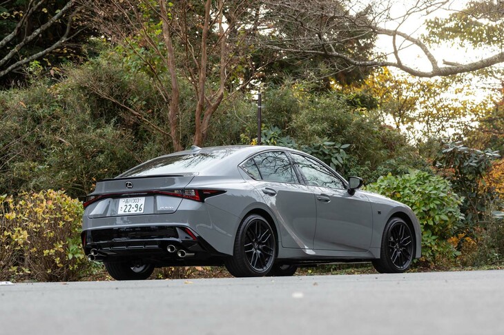 【レクサスIS500“Fスポーツ パフォーマンス ファーストエディション”のスペック】
	ボディーサイズ：全長×全幅×全高＝4760×1840×1435mm／ホイールベース：2800mm／車重：1720kg／駆動方式：FR／エンジン：5リッターV8 DOHC 32バルブ／トランスミッション：8段AT／最高出力：481PS（354kW）/7100rpm／最大トルク：535N・m（54.6kgf・m）/4800rpm／タイヤ：（前）235/40R19 92Y／（後）265/35R19 94Y（ブリヂストン・ポテンザS001L）／燃費：9.0km/リッター（WLTCモード）／価格：900万円