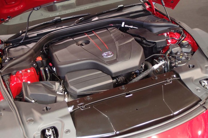 
	エンジンは3リッター直6ターボと2リッター直4ターボ（写真）の2本立て。後者はチューンの異なる2種類が用意される。
	