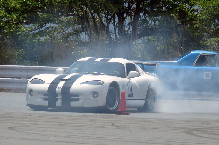 豪快なテールスライドを見せるのは、前項でワタクシのバイパーを磨いてくれた、“さるバイパー乗りの御仁”である。