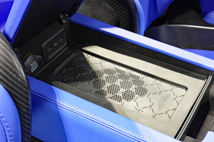 アストンマーティン・ヴァンキッシュ ヴォランテ（コンソールボックス）