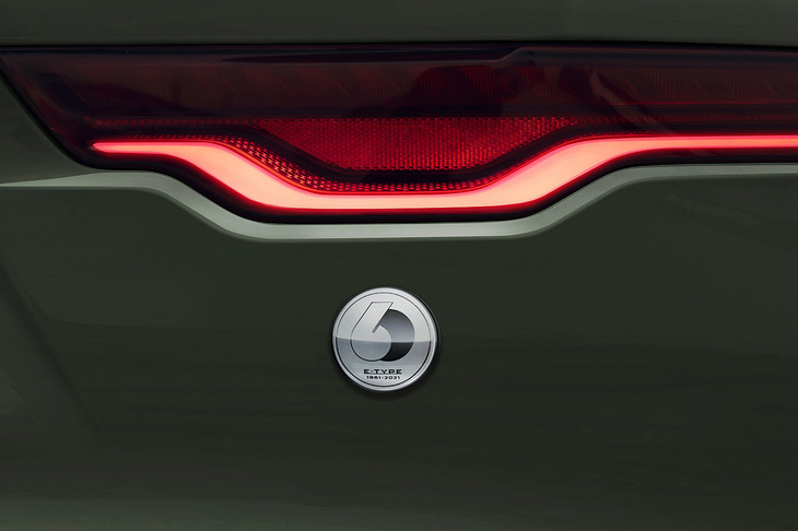 「F-TYPE HERITAGE 60 EDITION」のリアに装着された、「E-TYPE」の60周年記念バッジ。