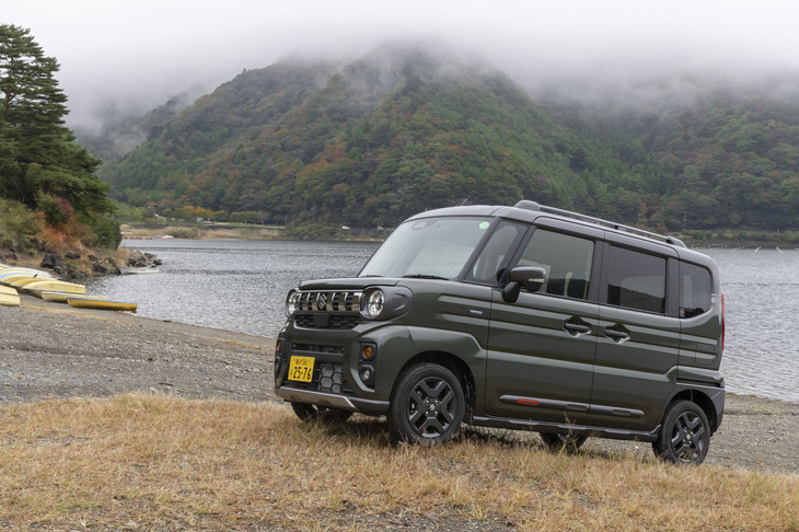 2代目「スズキ・スペーシア ギア」は2024年9月20日に発売。先代「ジムニー」のようなグリルを採用するなどして力強さを強調。車体の前後にスキッドプレート風の加飾が備わる。