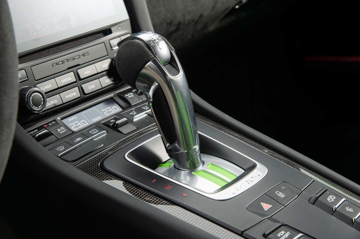 トランスミッションは7段のデュアルクラッチ式AT。加速重視のレシオを採用しているため、100km/h走行でも7速で2600rpm程度の回転数となる。