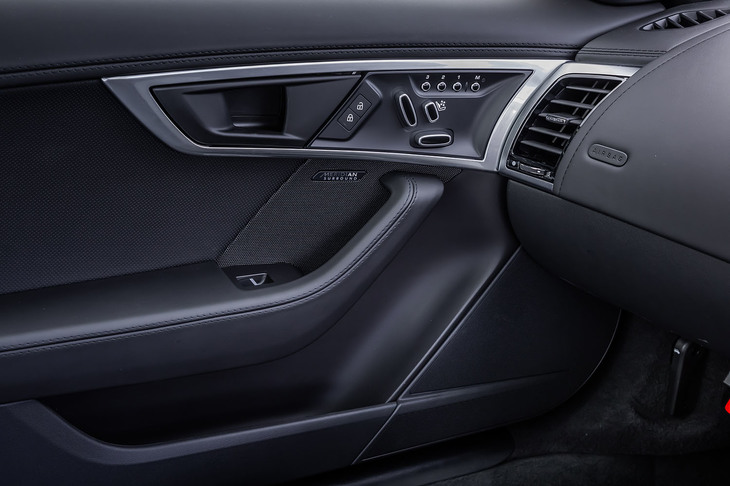 試乗車に搭載されていたクラスDの13チャンネルDDSPアンプに、2つのサブウーハーを含む12スピーカーを組み合わせた総出力770Wの「MERIDIANサラウンドサウンドシステム」は、37万9000円のオプションアイテム。