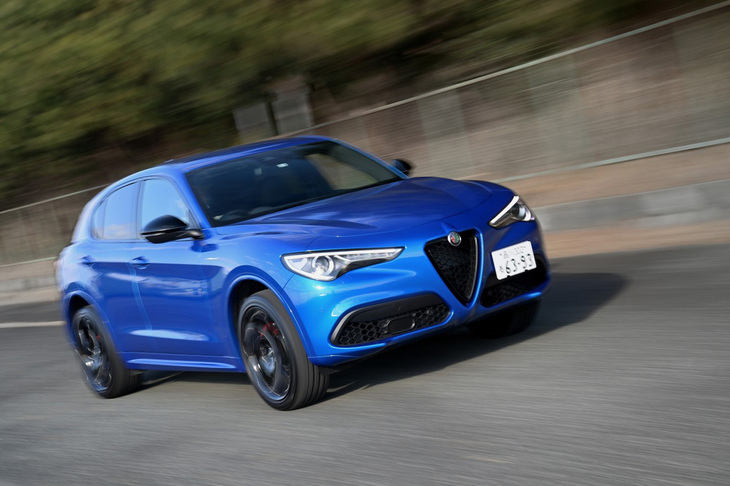 久々に乗った「ステルヴィオ」の乗り心地の良さにびっくり。あのガッチガチだった乗り心地が、こんなにしなやかになるとは！ それはまるでバリバリのギャルが、4年半後にステキな若奥さまになっていたような感じである。（写真＝池之平昌信）