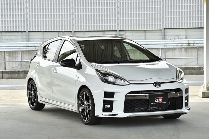 「アクア“GRスポーツ”」。メッキを用いた派手なカスタマイズが特徴だったG'sモデルとは異なるエクステリアデザインが採用されている。