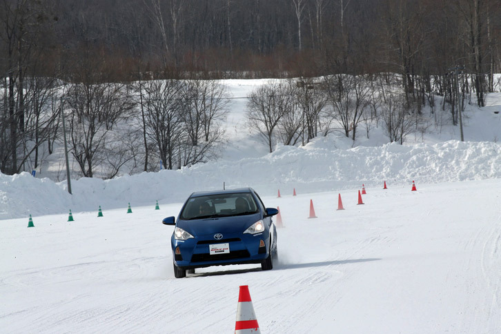 パイロンスラロームや定常円旋回のコースなどでは、タイヤの磨耗度合いによる挙動の差がはっきりと感じられた。