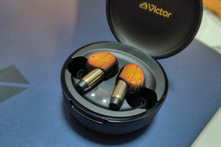 「ソニーWF-1000XM5」なき後、わが耳を守り続けるビクターの「WOOD master（ウッドマスター）HA-FW5000T」。お高い買い物でしたが、それに見合う価値はありますよ、コレは。