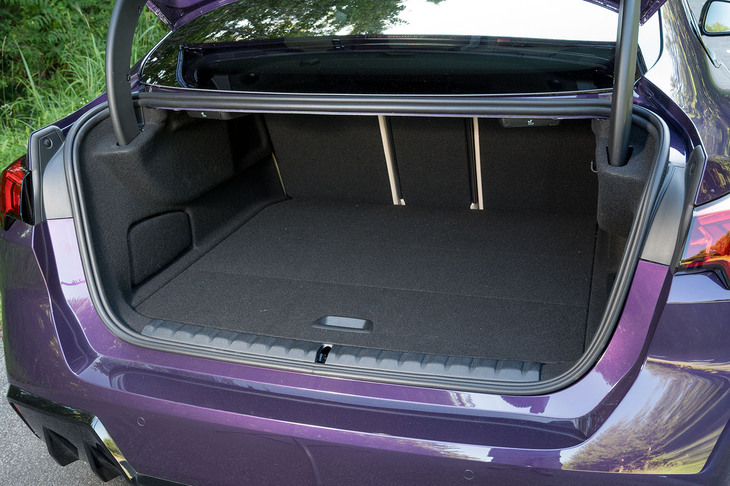 トランクルームの容量は360リッター。リアシートの下あたりにマイルドハイブリッド用のバッテリーを積むため、掃き出しの部分がハッチバック車のように高くなっている。