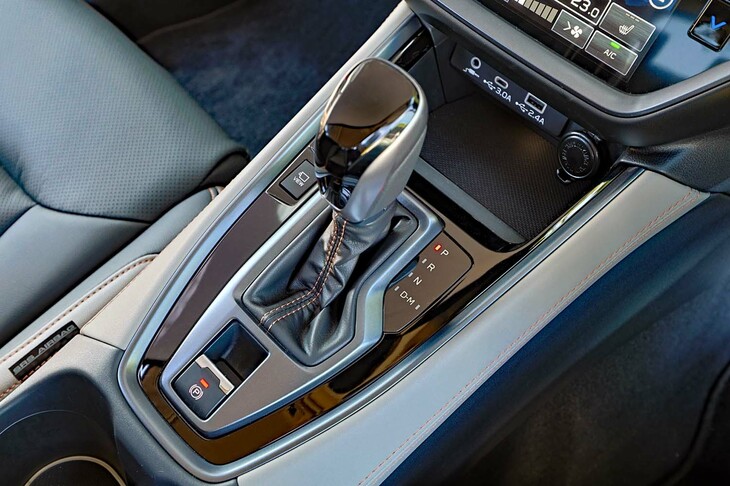 インテリアでは、各所に施されたアッシュの内装色とカッパーのステッチが特徴。前後席ともにUSB Type-A／Type-Cポートが装備される。