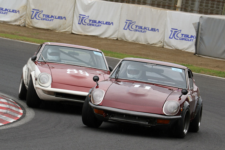 Sレース決勝における「日産フェアレディ240ZG」同士のバトル。最終結果は前を行く11番が5位、後方の89番が3位。