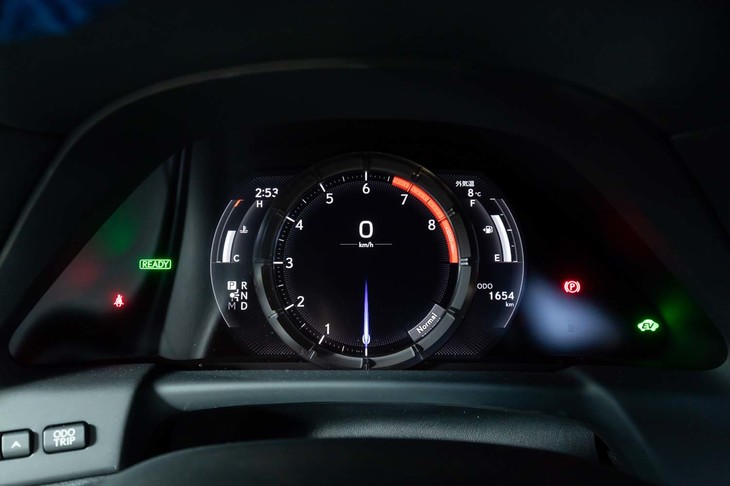 “Fスポーツ”には専用デザインのメーターが装着される。中央のタコメーターは走行モードによりグラフィックが変化する。