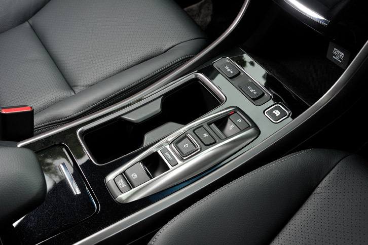 センターコンソールに備わるシフトセレクター。従来のレバー式から押しボタン式に変更された。