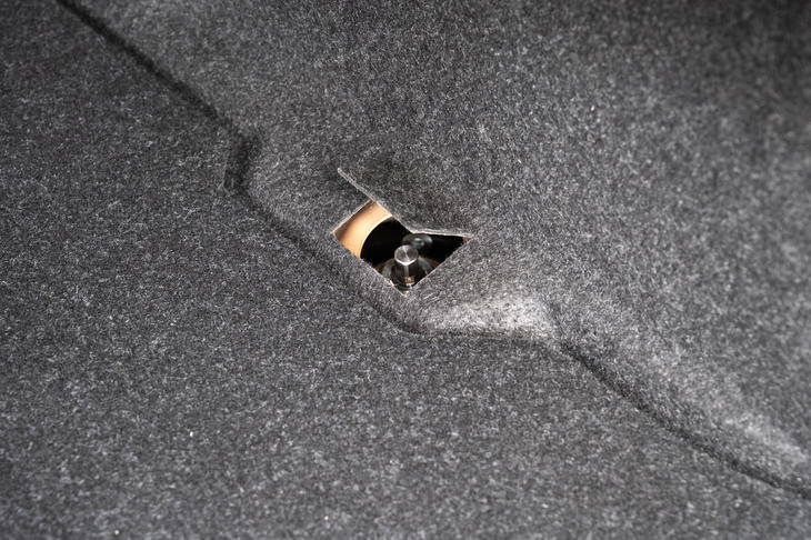 ダンパーは、前が正立式、後ろが倒立式なので、減衰力調整のダイヤルは、前はダンパーの下側、後ろは上側に備わっている。リアダンパーの調整ダイヤルはトランク内から操作するかたちで、フロアボードを退けないでもアクセスできるよう工夫されている。