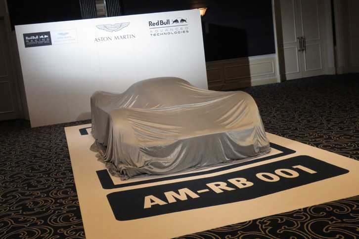 ベールで隠された状態の「AM-RB 001」。