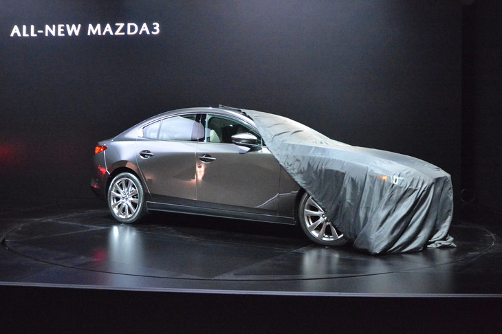 前夜祭にてアンベールされた新型「マツダ3（日本名：マツダ・アクセラ）」の、写真はセダン。会場での説明は、デザインに終始していた。