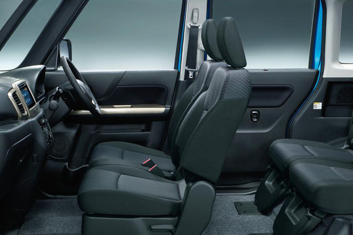 「スペーシア カスタムZ」のインテリアは、ブラックを基調に、チタンシルバーのアクセントが施される。