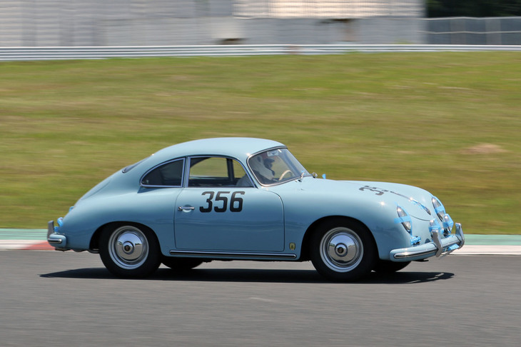同じくRACメモリアルランに参加した1957年「ポルシェ356A」。ややくすんだソリッドのライトブルーがいい感じ。