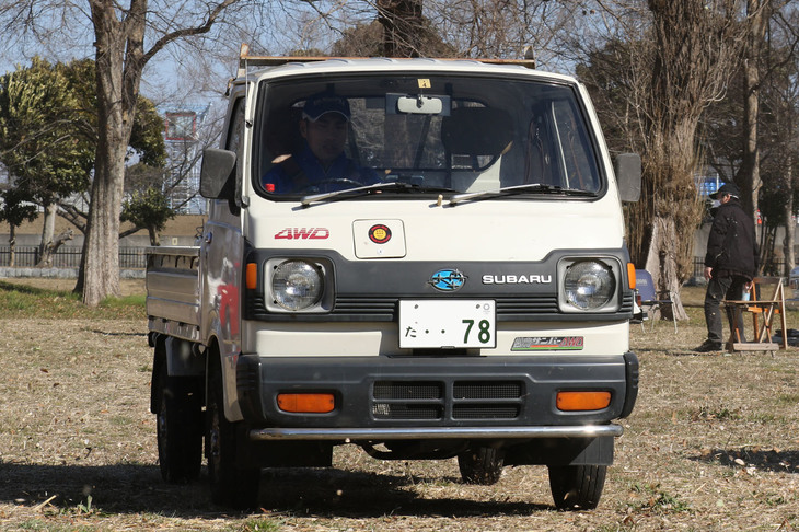 「スバル営農サンバー4WD」。1980年に3代目「サンバー トラック」に加えられた軽トラ初となる4WD仕様の、農協専売グレード。