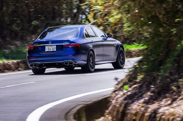 足まわりには減衰力可変式の3チャンバー式エアサスペンションを採用。今回のマイナーチェンジではダイナミック性能とともにコンフォート性能も強化されている。