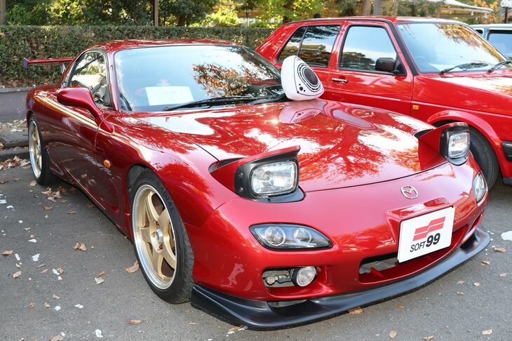 1991年に登場したFD型「マツダRX-7」。根強いファンを持つマツダのフラッグシップスポーツだ。こちらの車両は、オーナー独自のカスタマイズが加えられたものだが、上品さを感じるモディファイだった。ロータリーのぬいぐるみもかわいい。