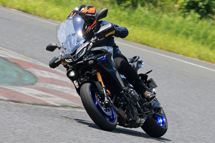 足まわりにはKYBと共同開発した電子制御サスペンションを装備。減衰力の調整機構にはソレノイドバルブを用いており、より素早く、大きく減衰力を変化させることができる。