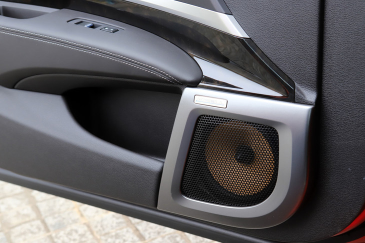 
	「レジェンド」には、ホンダがアメリカのハイエンドオーディオメーカーであるKrell（クレル）社と共同開発したオーディオシステムが備わる。写真は、フロントドア部のスピーカー。
	