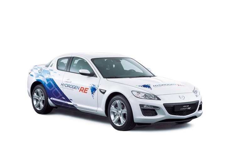 水素ロータリーエンジンを搭載した「RX-8ハイドロジェンRE」（写真はノルウェー仕様車）。水素燃料使用時の航続可能距離は100km（10・15モード）だった。