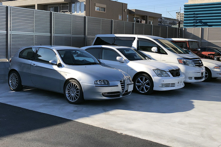 廃車待ちの列に並んだ「社会のメーワク号」こと、28万円で購入した「アルファ147 1.6ツインスパーク」。廃車専門店の受付担当者は「アルファ・ロメオ、お好きなんですね」と、4年前に同じ色の147を持ち込んだカーマニア仲間Kのことを覚えていた。