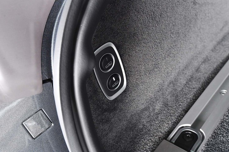 荷室の左側面には、荷物の積載に際してフロアレベルを上下させる（実測で約9cm幅）ためのスイッチも。