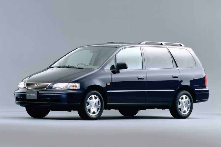 当時のミニバンとしては珍しく、乗用車用のプラットフォームをベースに開発された「ホンダ・オデッセイ」。商用車ベースのライバルより洗練された操作性と乗り心地を備えており、ホンダとしても予想外の大ヒットとなった。ちなみに開発には、F1や軽自動車事業で何度もホンダを救っている、浅木泰昭氏も携わっている。